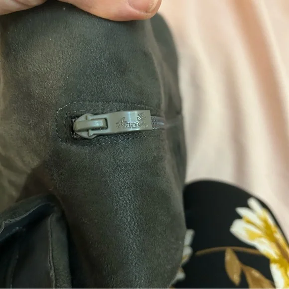 Woman’s knee high grey boots - Picture 14 of 15